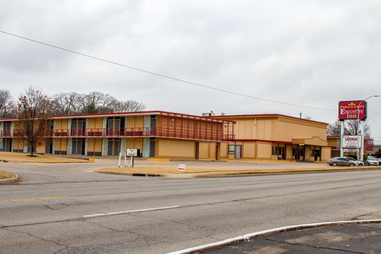Executive Inn Ponca City Bagian luar foto